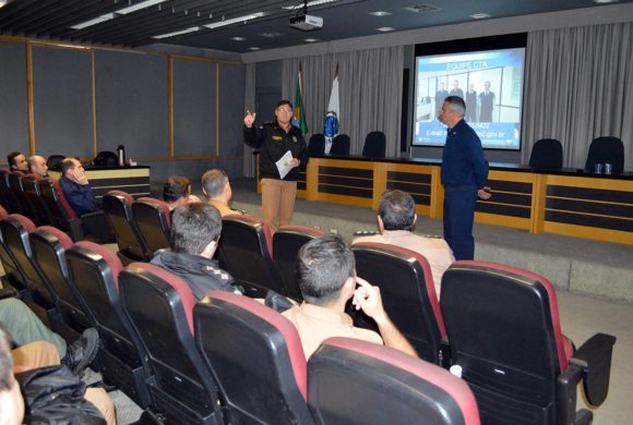 Polícia Militar do Paraná recebe orientações sobre o controle do tráfego de drones Polícia Militar do Paraná recebe orientações sobre o controle do tráfego de drones
