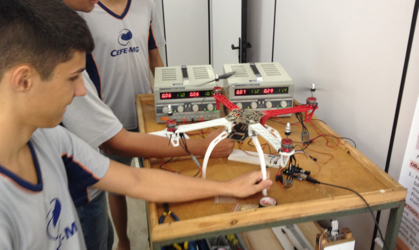 Estudantes testam drones para disputar nova competição da SAE Brasil Estudantes testam drones para disputar nova competição da SAE Brasil
