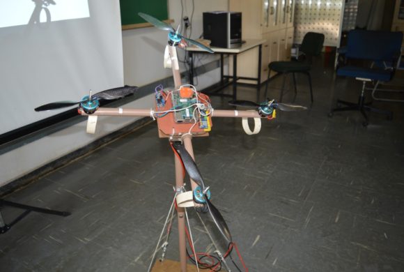 Estudantes desenvolvem drone de baixo custo com materiais recicláveis Estudantes desenvolvem drone de baixo custo com materiais recicláveis