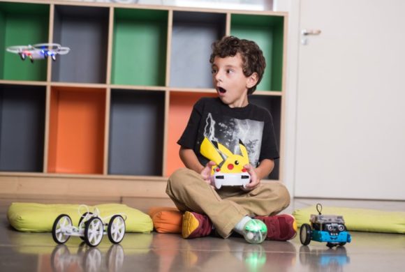 Nas férias, curso gratuito ensina crianças a pilotarem e construírem uma arena de Drones Nas férias, curso gratuito ensina crianças a pilotarem e construírem uma arena de Drones