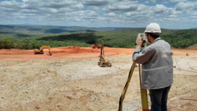 Estação Total em levantamento planialtimétrico 400x225 Artigo: comparação entre topografia com Drones x topografia tradicional