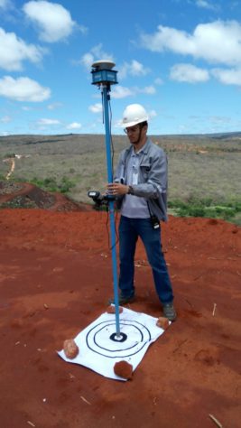 GPS RTK sendo utilizado em pontos de controle 267x474 Artigo: comparação entre topografia com Drones x topografia tradicional